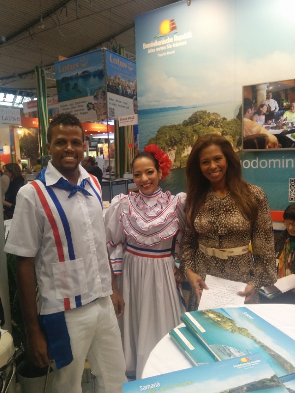 Petra Cruz-Deyerling, Europa-Direktorin des Tourist Boards der Dominikanischen Republik mit den Tänzern auf der CMT 2015