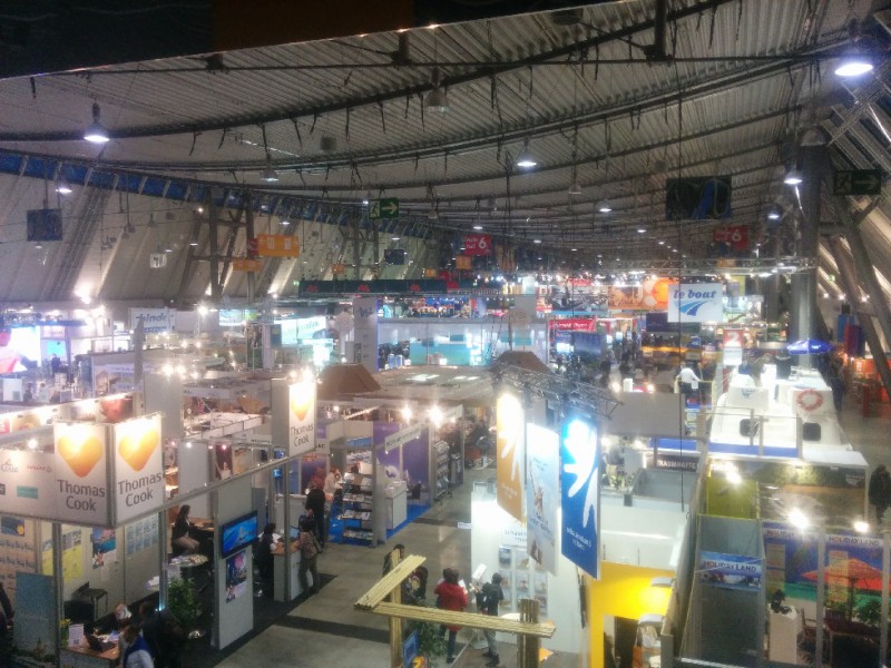 Blick in eine der Messehallen am Abend auf der CMT Stuttgart 2015
