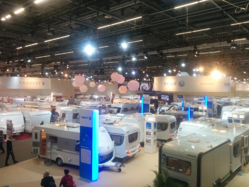 Blick in die Halle 2 auf der CMT 2015 in Stuttgart: Komplett belegt mit Fahrzeugen von Knaus-Tabbert