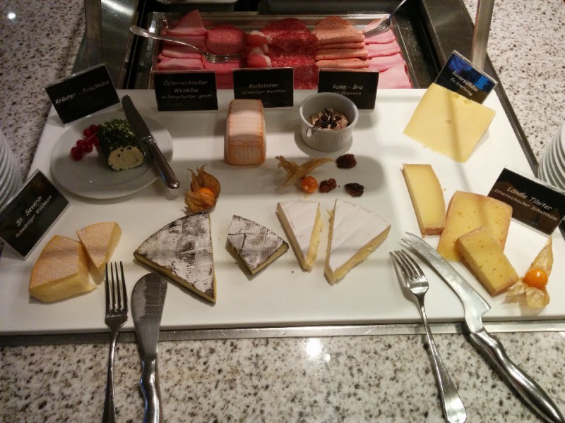Käseplatte beim Frühstücksbuffet im Germania / Bregenz