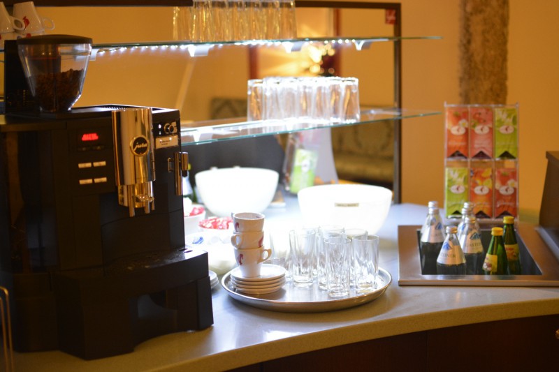 Automat für Heißgetränke, daneben die Kaltgetränke im Hotel am Mirabellplatz Salzburg