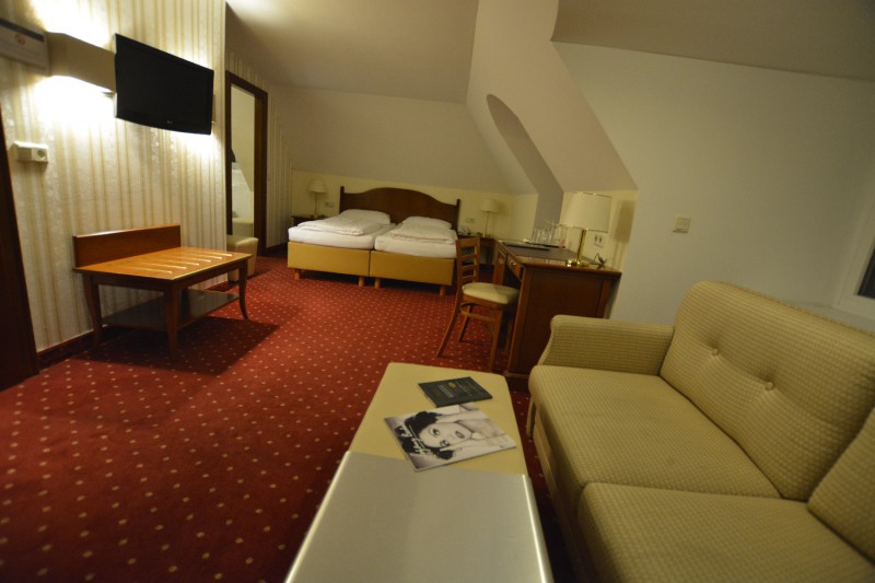 Blick durch das Zimmer von der rechten Seite Richtung Bett des Hotels am Mirabellplatz Salzburg
