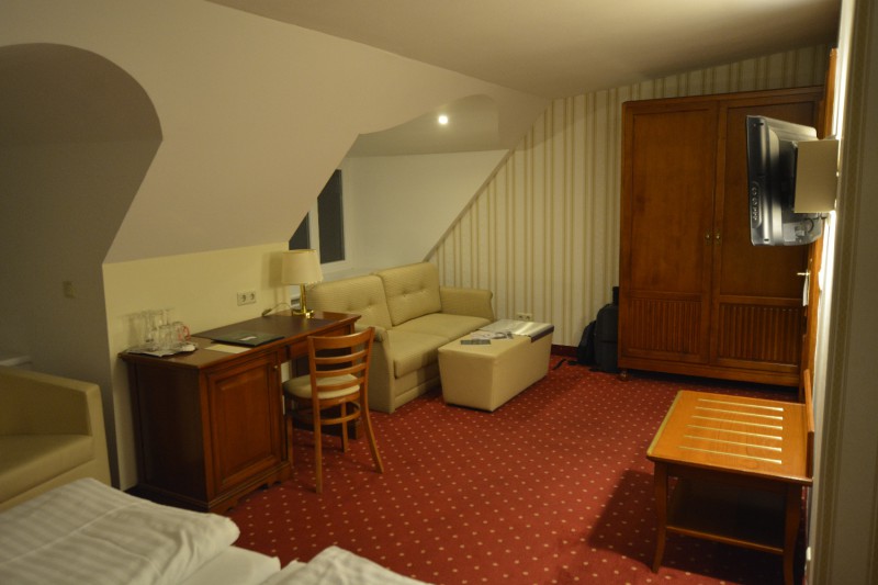 Blick von der Dusche kommend durch das Zimmer im Hotel am Mirabellplatz Salzburg