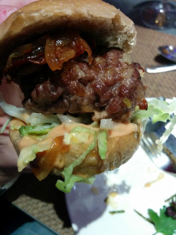 Ein Miniburger als Vorspeise im THE L.O.B.B.Y im Radisson Blu Bremen