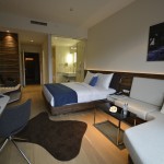 Blick durch mein Standard Zimmer vom Fenster her