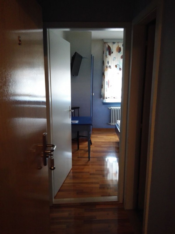 Erster Blick in das Zimmer nach dem Öffnen der Türe im Hotel Limmathof Zürich