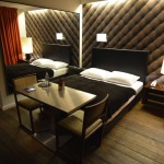 Blick auf Schreibtisch und Bett im Design Hotel Adele in Berlin Fridrichshain