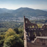 Blick vom Turm runter zum Rest der Ruine Altes Schloß Hosenboden und gen Baden-Baden