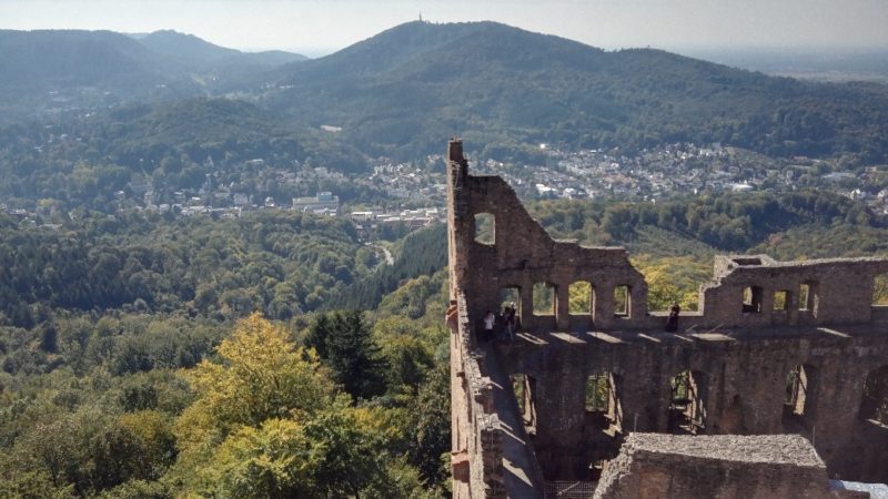 Blick vom Turm runter zum Rest der Ruine Altes Schloß Hosenboden und gen Baden-Baden