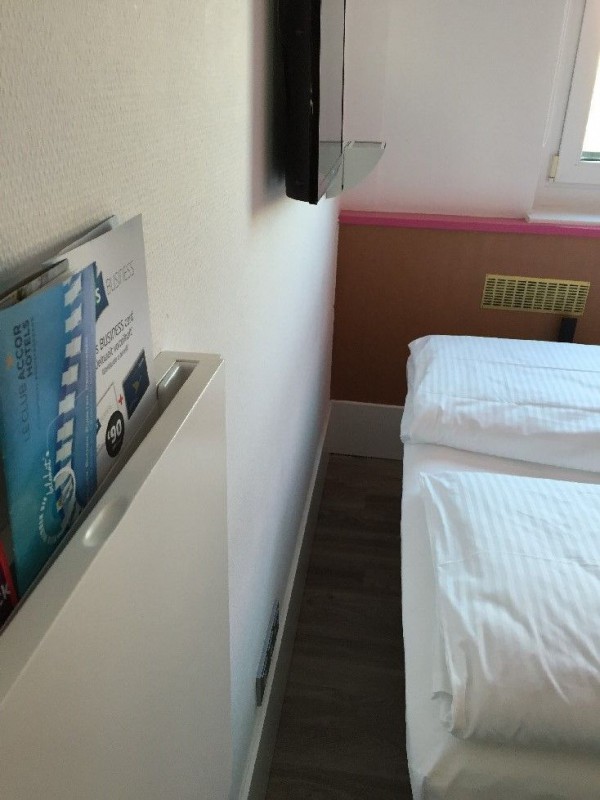 20 cm? Höchstens, oder? Der Abstand zwischen Bett und Wand im ibis styles Köln...