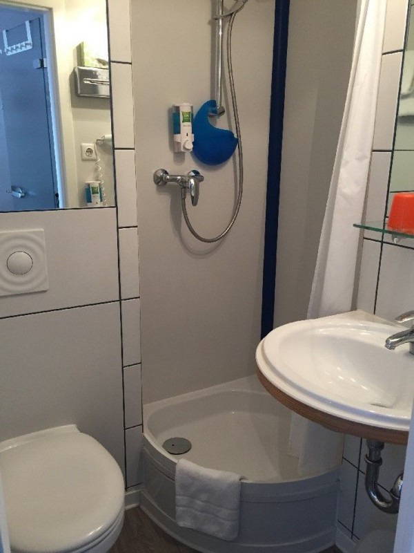 Das Bad im ibis styles Köln