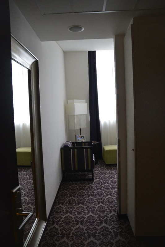 Das sieht aber dunkler aus als es ist. der erste Blick in mein Zimmer im Hotel Steigenberger Herrenhof Wien