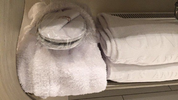 Bademantel mit Hausschuhen (und Duschtuch) im Hotel Steigenberger Herrenhof Wien