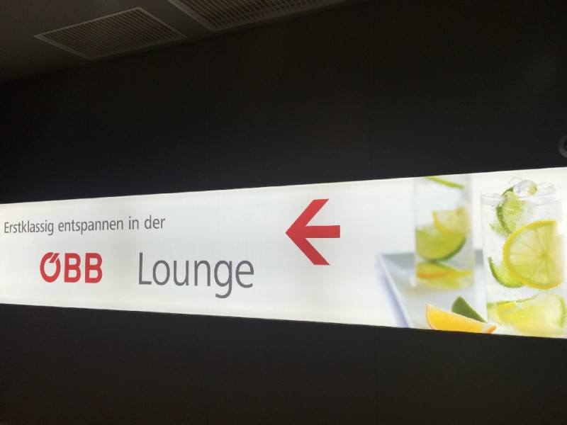 Schriftzug vor dem Eingang der ÖBB Lounge im Wiener Hauptbahnhof