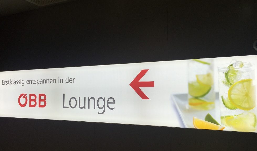 Schriftzug vor dem Eingang der ÖBB Lounge im Wiener Hauptbahnhof
