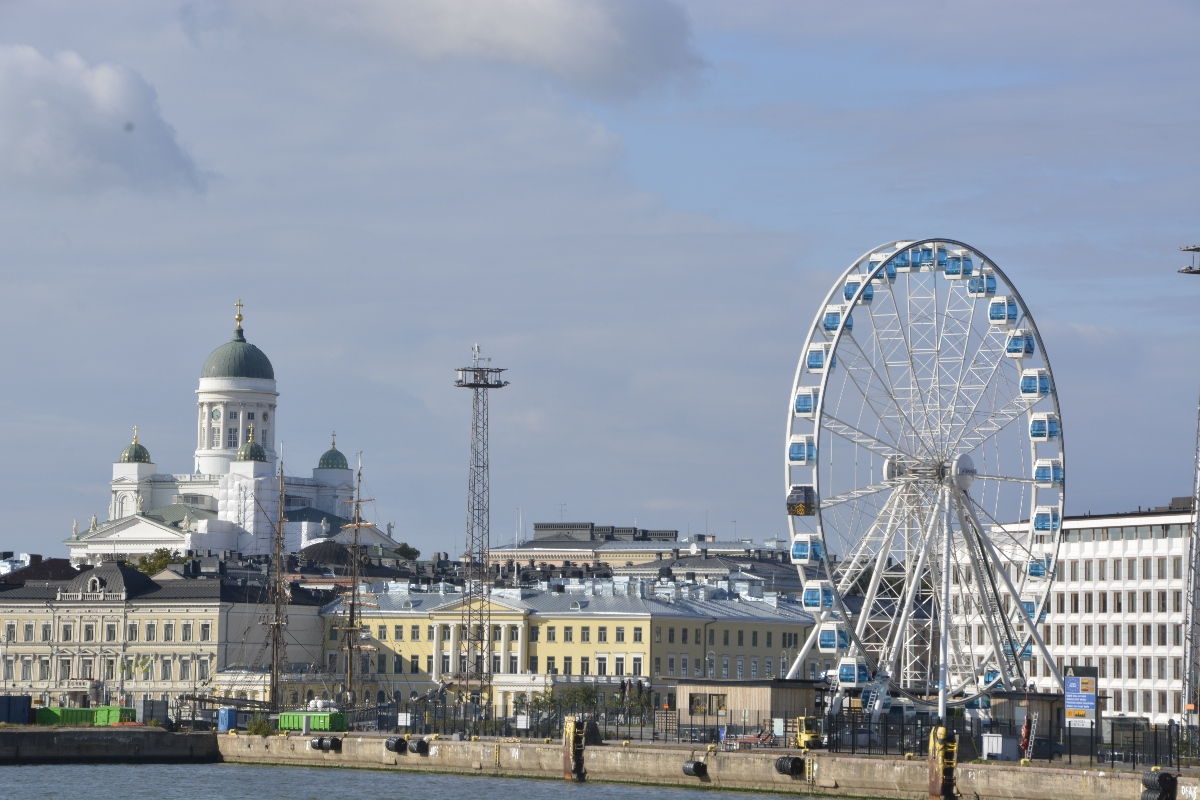 Finnair Skywheel und der Dom von Helsinki von der M/S Silja Symphony aus heran gezoomt