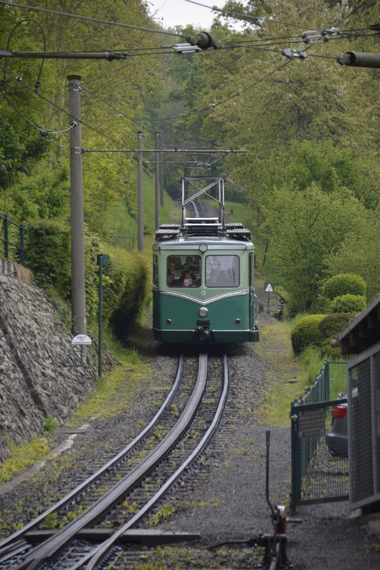 Drachenfelsbahn bei der Einfahrt in die Talstation in Königswinter