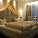 Romantisches Bett mit Schmuck