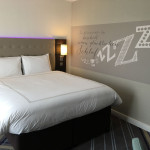 Blick zurück auf das Doppelbett im Premier Inn Frankfurt