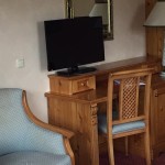 Schreibtisch mit Flachbild-TV im Familienhotel Bavaria Pfronten