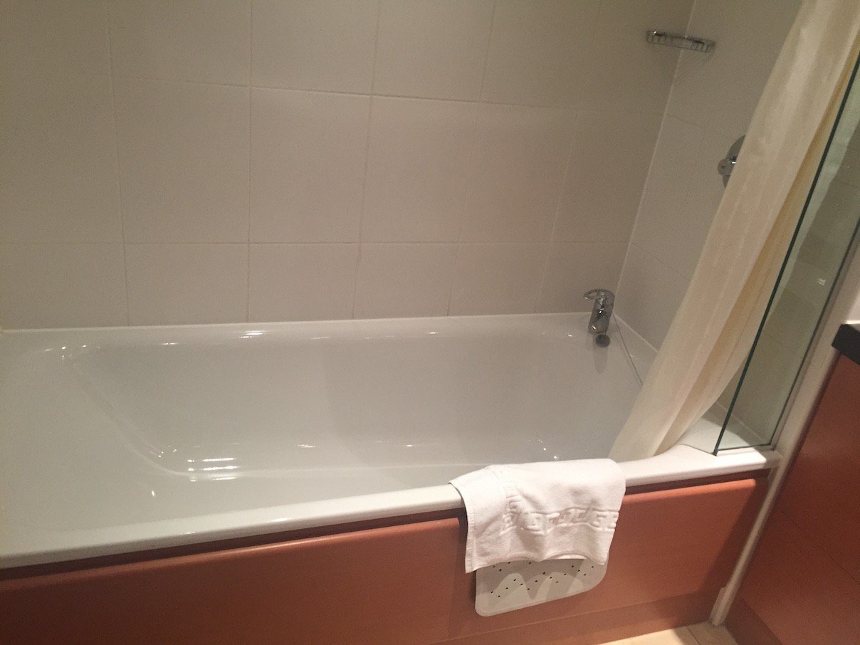 Es gibt eine Badewanne im Best Western plus Keavil House Hotel :)))