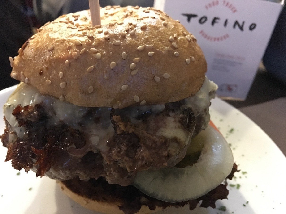 Kein Teil des 1. Tags der Trinkhallen, aber eine Empfehlung für Essen: Cheeseburger mit Bluecheese im Tofinos