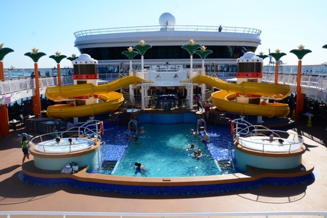 Das Pooldeck mit zwei kleinen Wasserrutschen