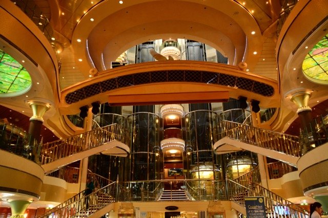 Das Atrium mit gläsernen Aufzügen