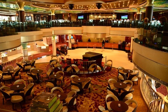 Das Atrium ist der zentrale Anlaufpunkt auf dem Schiff