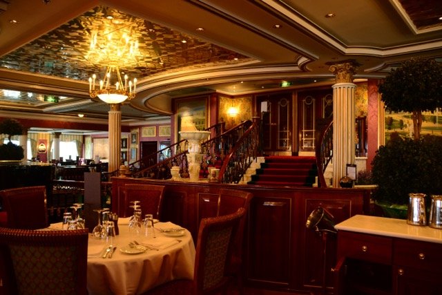 Das Hauptrestaurant Versailles ist an das gleichnamige Schlosse angelehnt