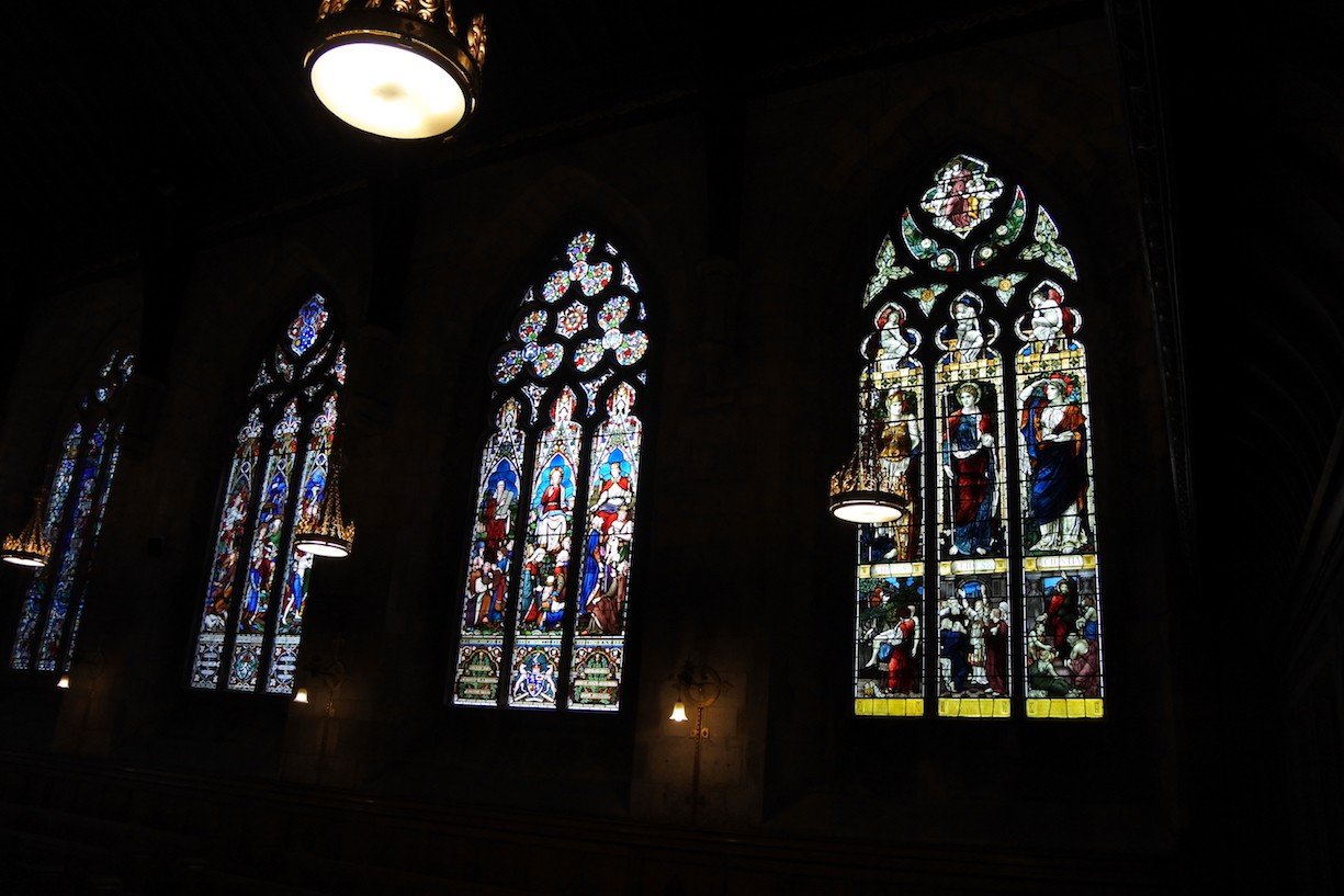 Kirchenfenster in der St Salvator Chapel an der Universität St Andrews