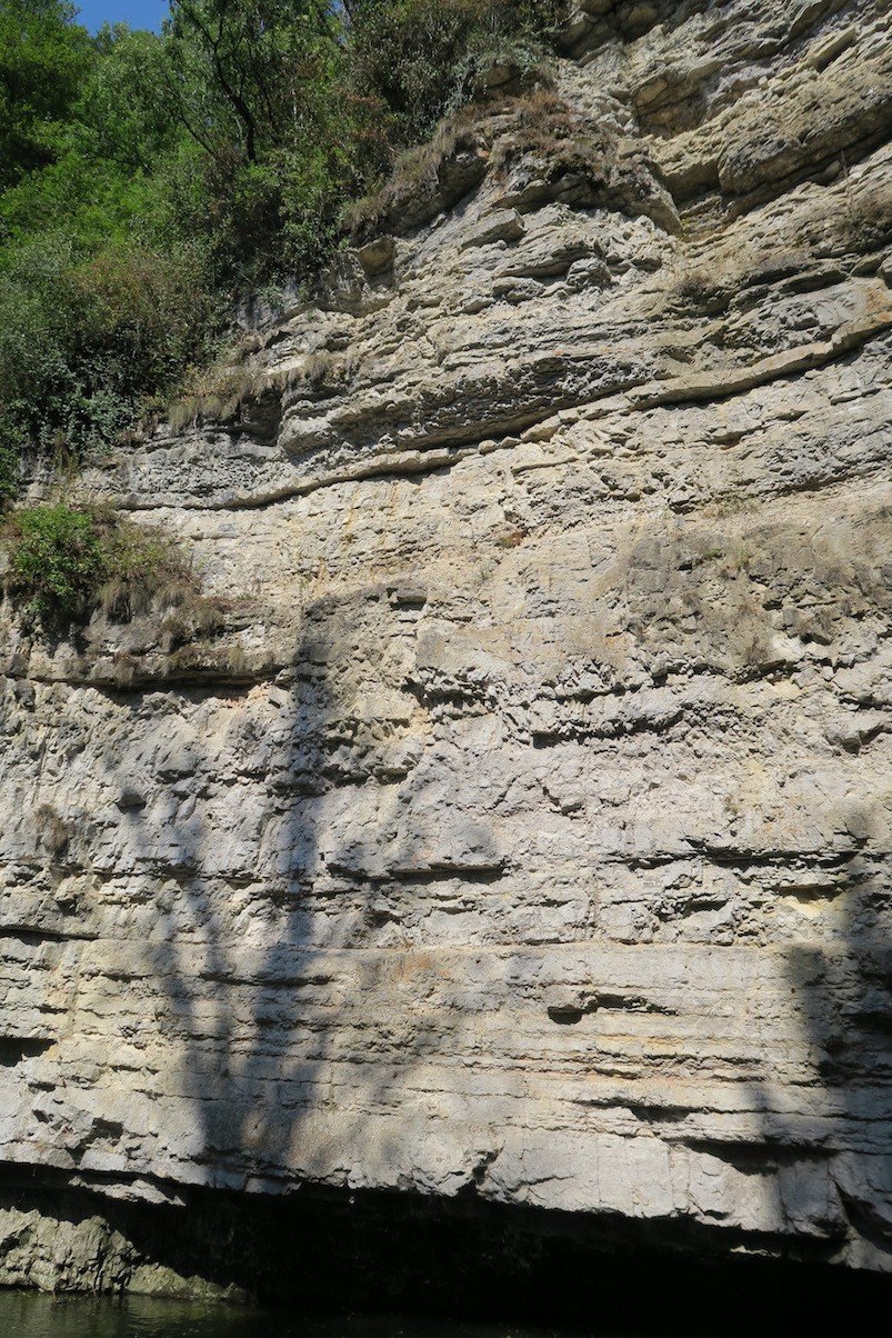 Verschiedene Kalkschichten aus mehreren Millionen Jahren in der Wutachschlucht 