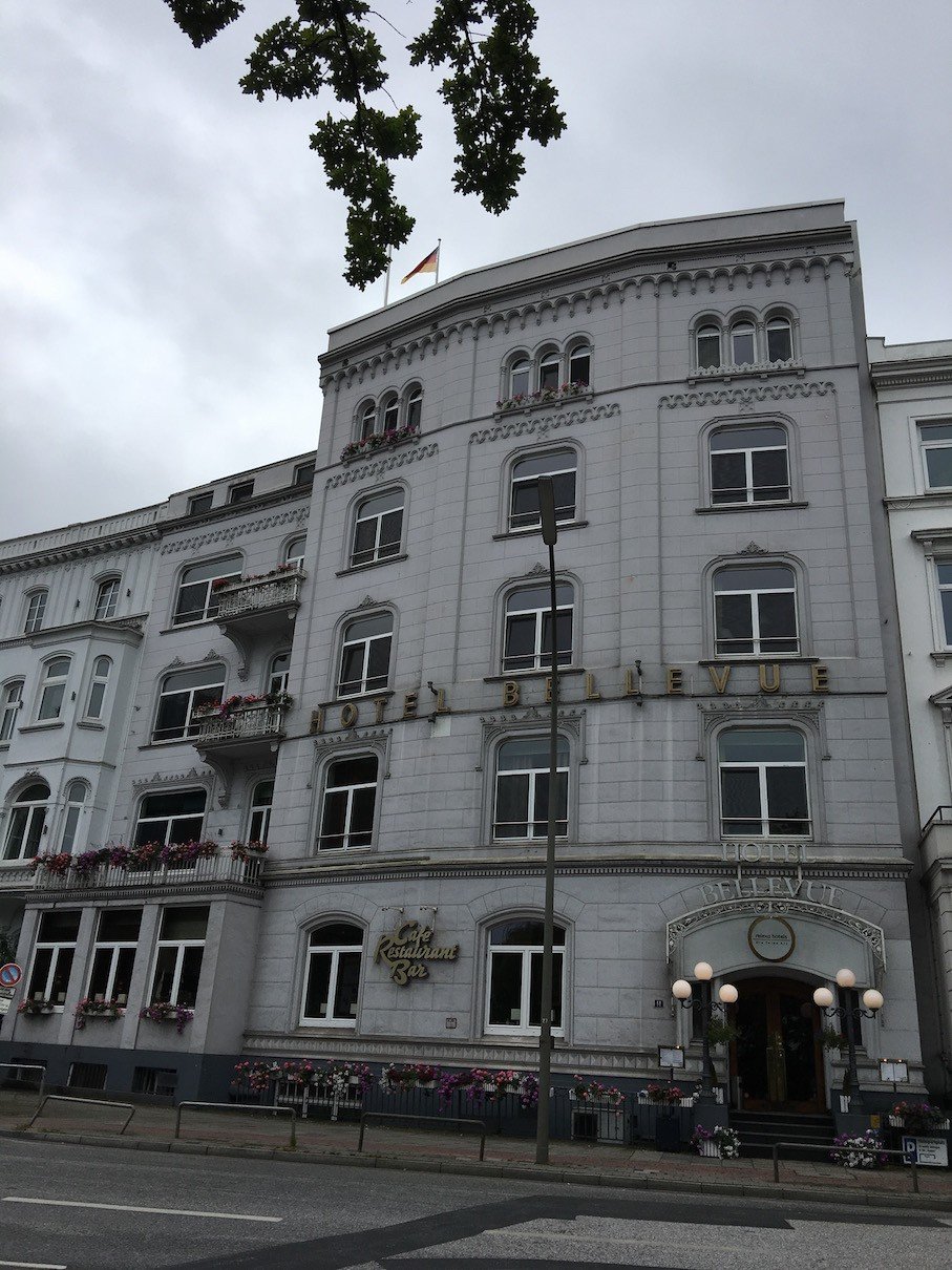 Trübes Wetter - doch das relaxe hotel Bellevue Hamburg zeigt sich trotzdem schick von außen