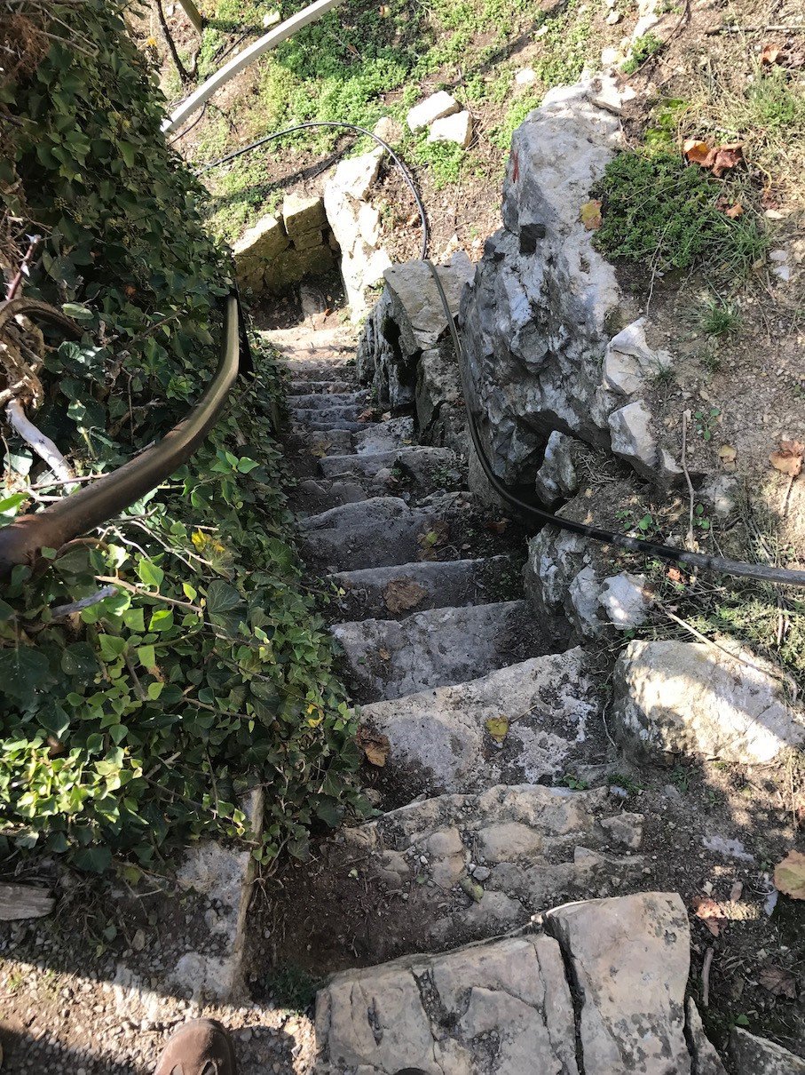 Steil gehen die Treppen von der Käsbergkanzel hinab