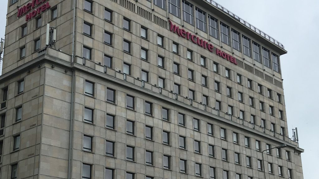 Das Hotel Mercure Warszawa Grand von der Strasse aus