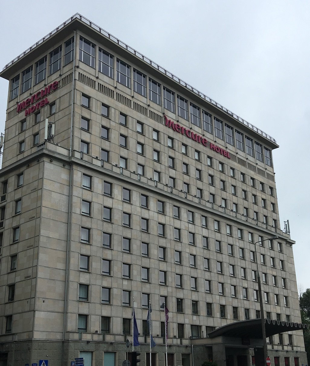 Das Hotel Mercure Warszawa Grand von der Strasse aus