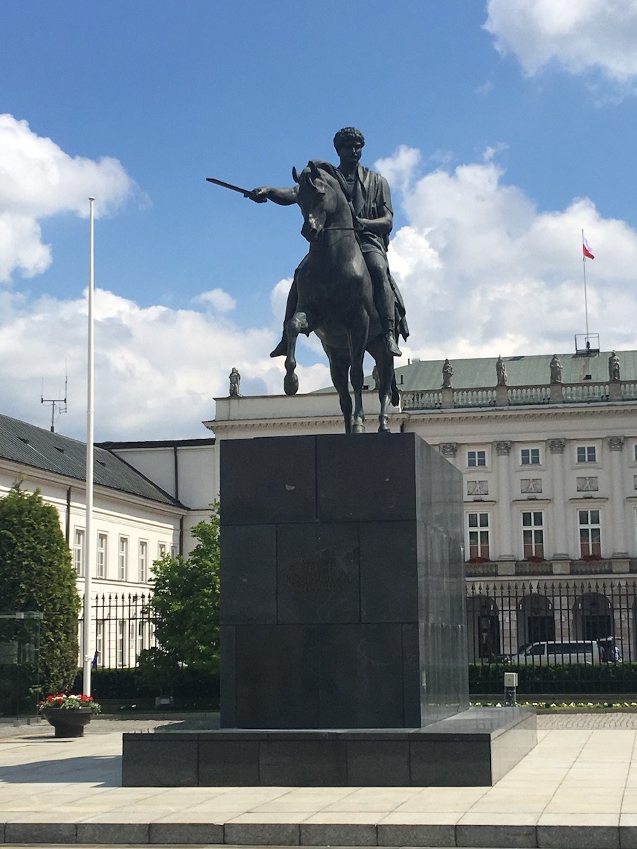 Das Józef-Poniatowski-Denkmal vor dem Präsidentenpalast in Warschau