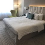 Das große Kingsize-Bett im Deluxe-Zimmer im Courtyard München Zentrum
