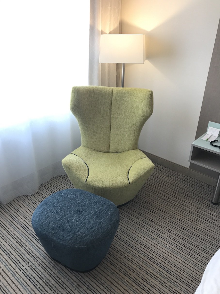 Sessel und Hocker im unserem Zimmer im Courtyard München Zentrum