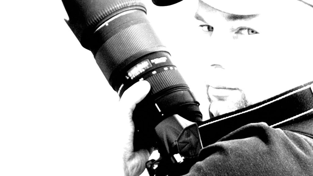 Instagramer Malte Klauck in schwarz-weiss mit Kamera