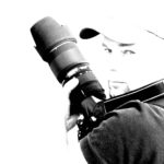 Instagramer Malte Klauck in schwarz-weiss mit Kamera