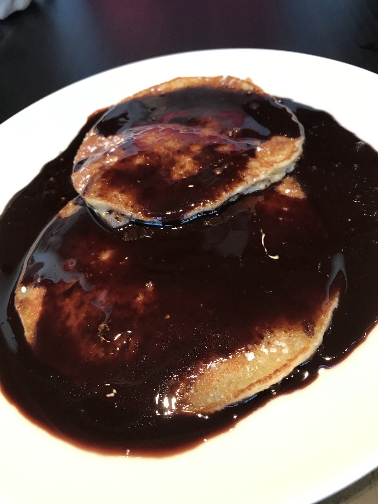 Pancakes mit Schokososse als letzten Gang des Frühstücks im Roomers Baden-Baden