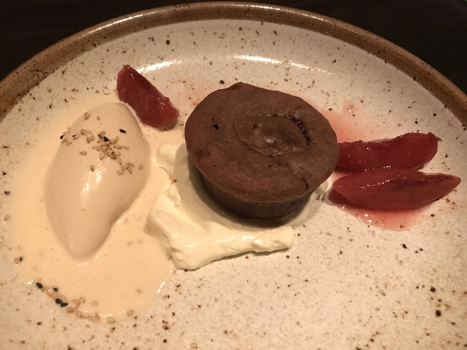 chocolate fondant (warmer Schokoladenkuchen, Pflaume, Sesam Eis) im Restaurant moriki im Roomers Baden-Baden