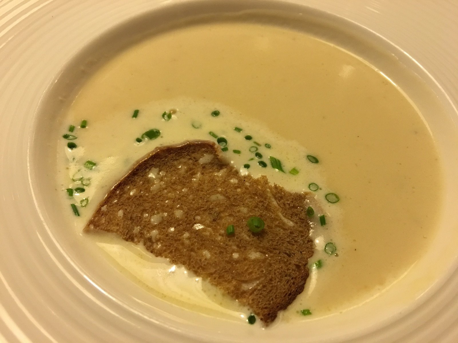 Lechtaler Käse-Weißweinsuppe mit Brotchips