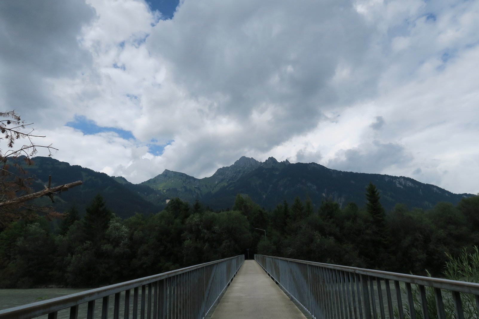 Über diese Brücke führt der Lechweg nach Stanzach