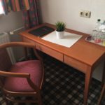 Schreibtisch mit Wasser im Hotel Mohren / Reutte