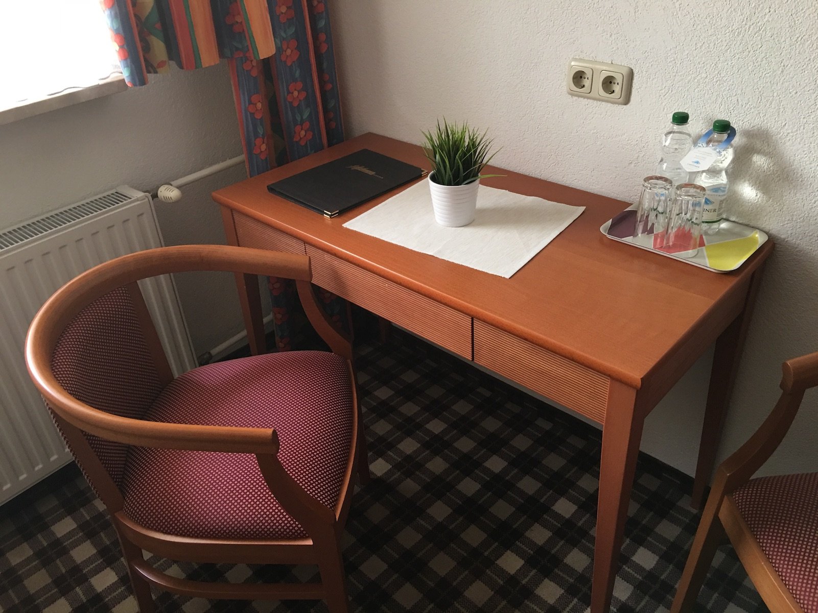 Schreibtisch mit Wasser im Hotel Mohren / Reutte