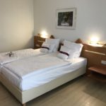 Das Bett vom Fenster her