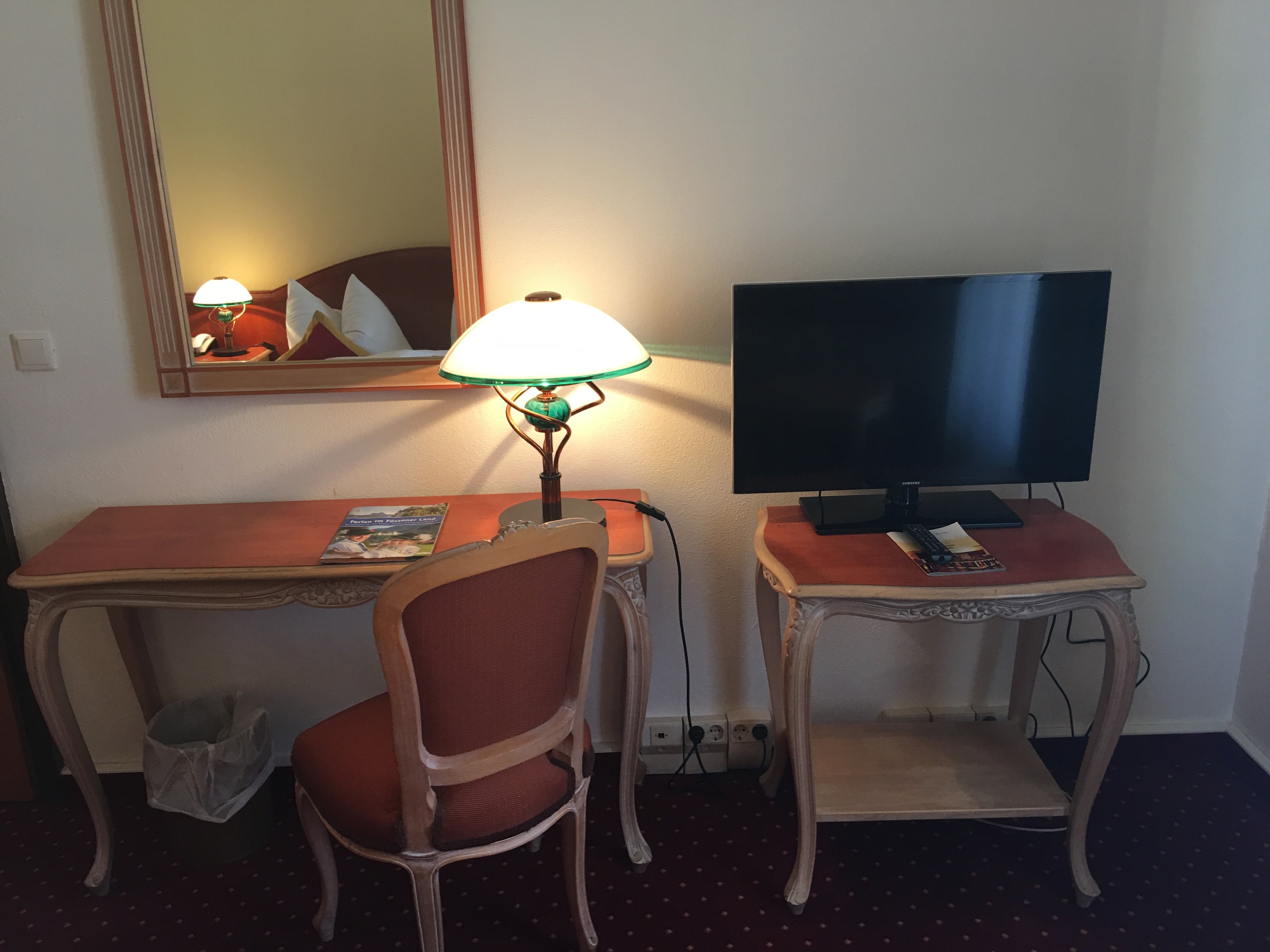 Schreibtisch und TV im Luitpoldpark-Hotel Füssen