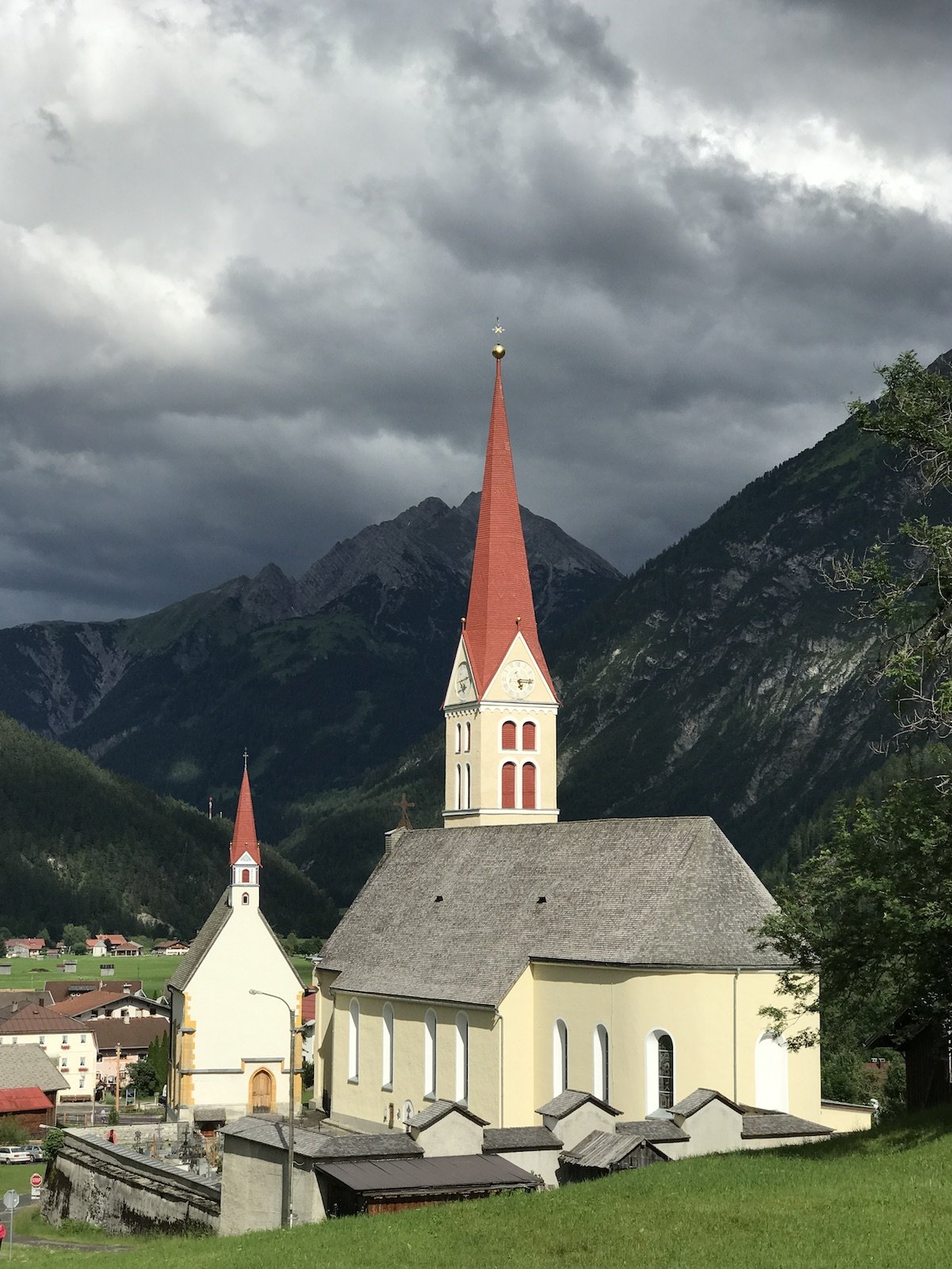Kirche von Holzgau von oben